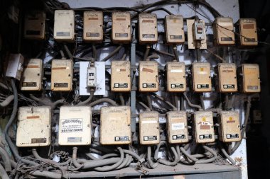Tehlikeli elektrikli fünye yükleme Kolkata, Hindistan.