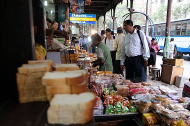 Kolkata, Hindistan 11 Şubat 2016 üzerinde yoğun bir cadde boyunca durak sokak satıcısı.