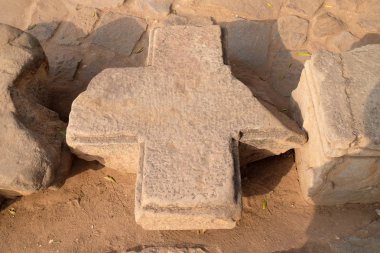 Qutab Minar kompleksi, Delhi, India.