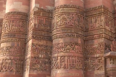 Delhi, Hindistan Minar Qutab oyma taş.