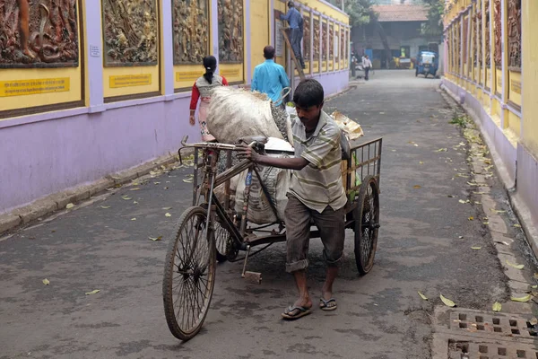 Tradizionale Mano Tirato Driver Risciò Indiano Che Lavora Strada Calcutta — Foto Stock