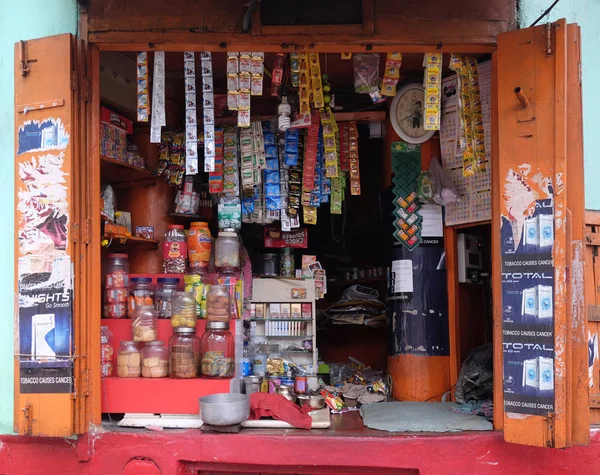Piccolo Negozio Strada Che Vendono Molti Prodotti Vita Quotidiana Calcutta — Foto Stock