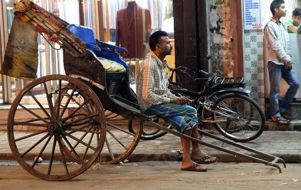 Puxador Riquixá Mão Aguarda Passageiros Seu Riquixá Kolkata Fevereiro 2016 — Fotografia de Stock