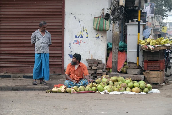 未知的印度在2016年2月10日在加尔各答的一条城市街道上出售椰子 — 图库照片