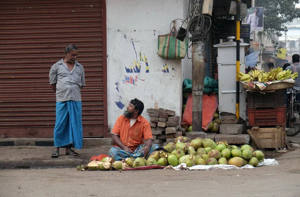 Неизвестный Индеец Продает Кокосы Городской Улице Калькутте Февраля 2016 Года — стоковое фото