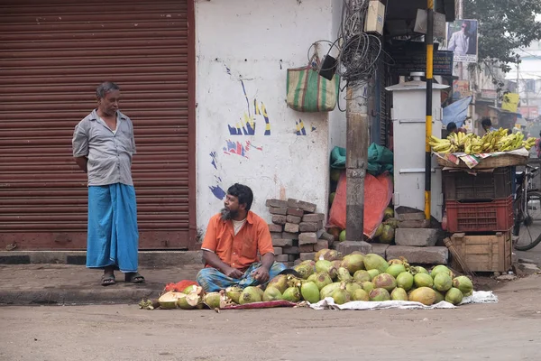 Indiano Sconosciuto Vende Noci Cocco Una Strada Della Città Calcutta — Foto Stock