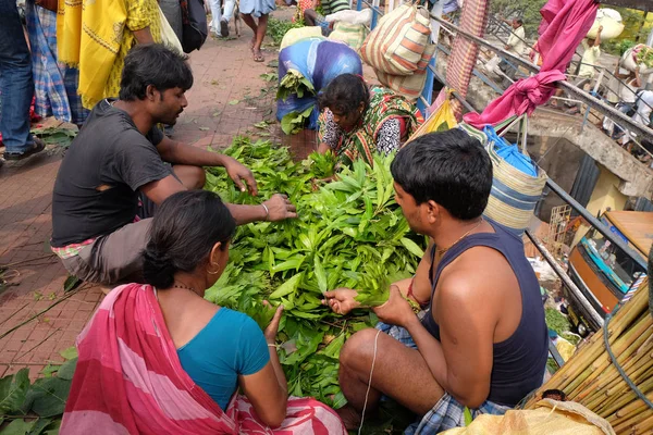 Persone Che Comprano Vendono Fiori Ghirlande Mercato Dei Fiori Calcutta — Foto Stock