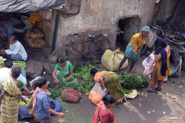 Människor Att Köpa Och Sälja Blommor Och Kransar Blomstermarknaden Kolkata — Stockfoto