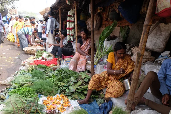 Menschen Kaufen Und Verkaufen Blumen Und Girlanden Auf Dem Blumenmarkt — Stockfoto