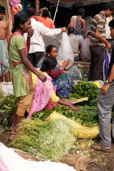Kopend Verkopend Bloemen Slingers Bloemenmarkt Kolkata Mensen Februari 2016 — Stockfoto
