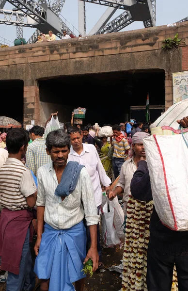 Människor Att Köpa Och Sälja Blommor Och Kransar Blomstermarknaden Kolkata — Stockfoto