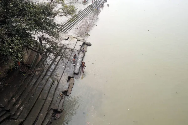 Pessoas Banhando Rio Grosso Modo Sob Movimentada Ponte Howrah Kolkata — Fotografia de Stock