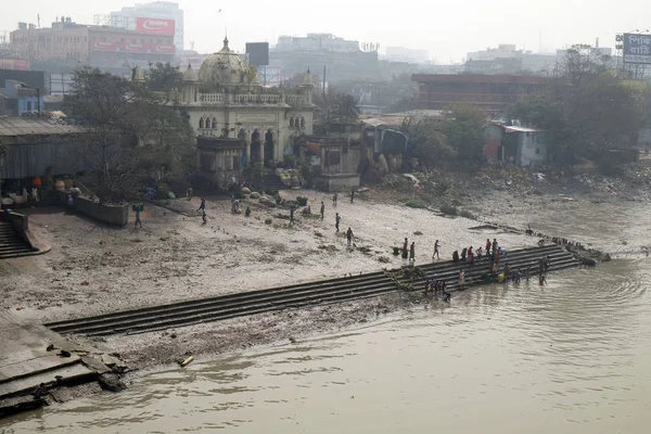 Personas Bañándose Río Hooghly Bajo Concurrido Puente Howrah Calcuta — Foto de Stock