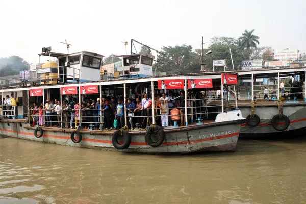 Barco Balsa Atravessa Rio Hooghly Nas Proximidades Ponte Howrah Kolkata — Fotografia de Stock