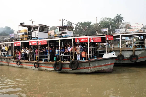 Feribota Yakın Kolkata Howrah Bridge Hooghly Nehri Şubat 2016 Üzerinde — Stok fotoğraf