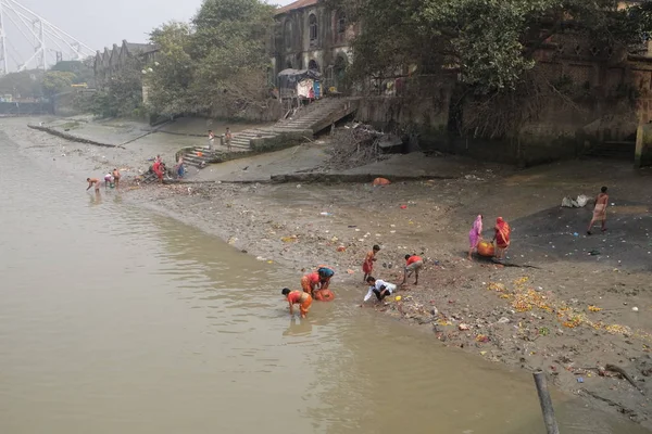 Personas Bañándose Río Hooghly Bajo Concurrido Puente Howrah Calcuta Febrero — Foto de Stock