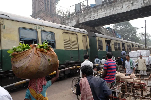 Pedestres Riquexós Ciclistas Esperando Travessia Ferroviária Kolkata Índia Fevereiro 2016 — Fotografia de Stock