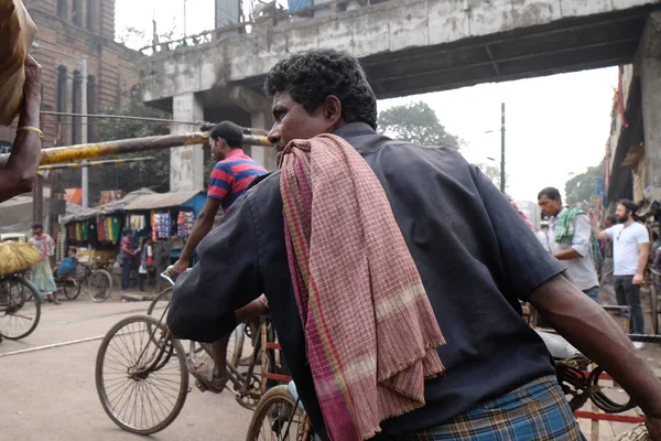Pedoni Risciò Ciclisti Sulla Ferrovia Che Attraversa Calcutta India Febbraio — Foto Stock