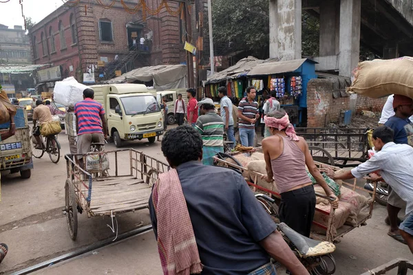 Pedestrians Rickshaws Cyclists Railroad Crossing Kolkata India February 2016 — Stock Photo, Image