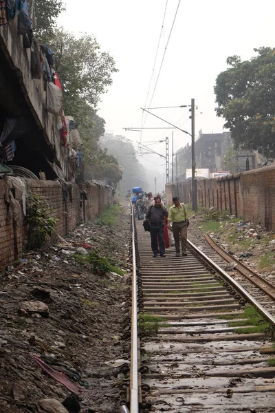 Pessoas Andando Estrada Ferro Kolkata Índia Fevereiro 2016 — Fotografia de Stock
