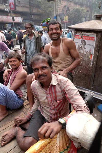 Indyjski Riksza Kierowcy Siedzi Trójkołowy Riksza Kolkata India Lutego 2016 — Zdjęcie stockowe