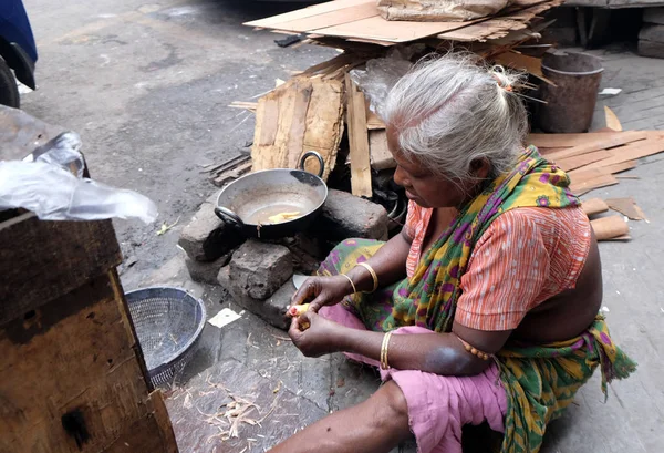 Una Mujer Prepara Comida Calle Calcuta India Febrero 2016 — Foto de Stock