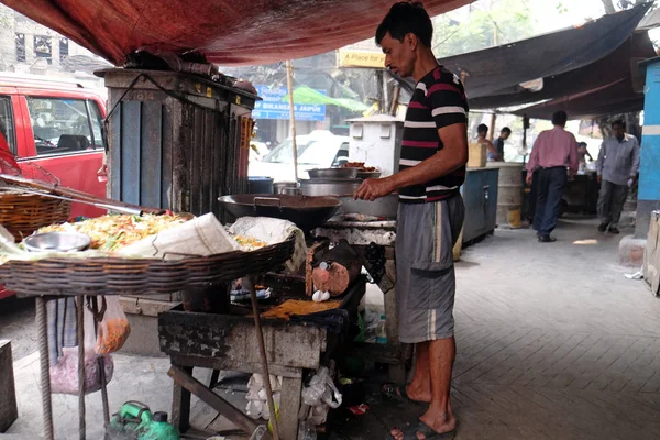Street Food Verkäufer Stellt Gebratene Snacks Kolkata Indien Februar 2016 — Stockfoto