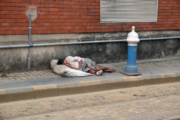 Bezdomovec Leží Spal Chodníku Mimo Rušné Nádraží Kalkata Indie Února — Stock fotografie