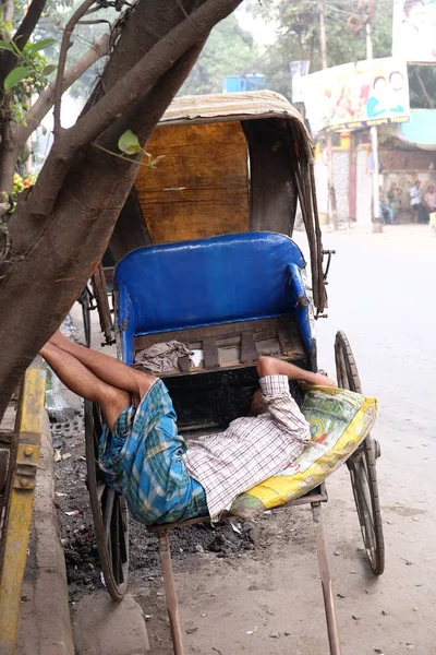 Hand Rickshaw Puller Waits Passengers His Rickshaw Kolkata February 2016 — Stock Photo, Image