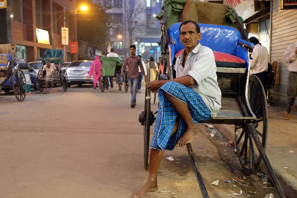 Hand Rickshaw Puller Waits Passengers His Rickshaw Kolkata February 2016 — Stock Photo, Image