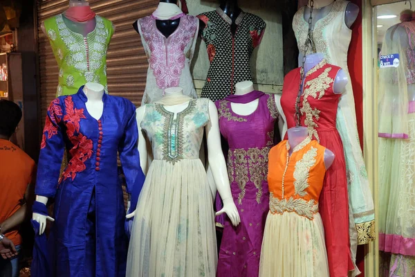 Manequins Vestidos Com Últimos Vestidos Indianos Frente Uma Loja Tecidos — Fotografia de Stock