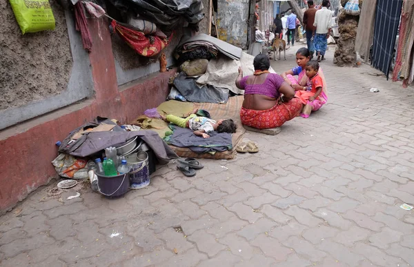 无家可归的家庭生活在加尔各答的街道上 印度在2016年2月11日 — 图库照片