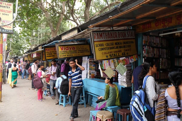 Estudantes Confira Livros Uma Velha Barraca Livros Rua College Street — Fotografia de Stock