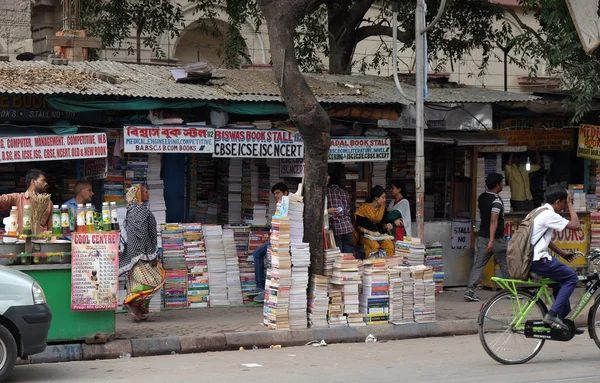 Estudiantes Revisan Libros Viejo Puesto Libros Calle College Street Book — Foto de Stock