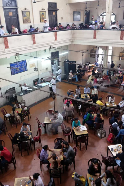 Visitantes Popular Indian Coffee House Almoçam Kolkata Fevereiro 2016 Cadeia — Fotografia de Stock
