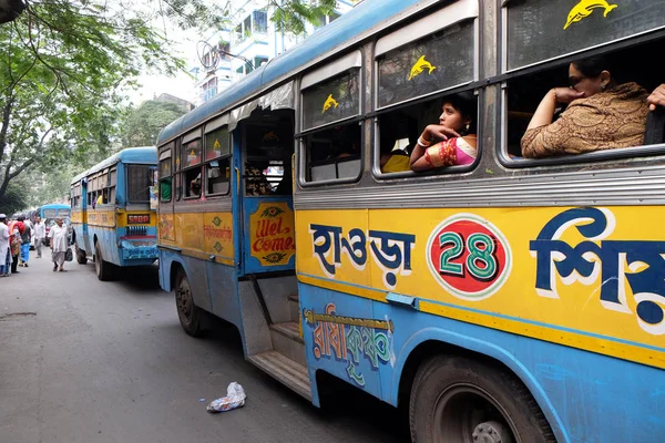 Oamenii Mișcare Vin Autobuzul Colorat Din Kolkata India Februarie 2016 — Fotografie, imagine de stoc