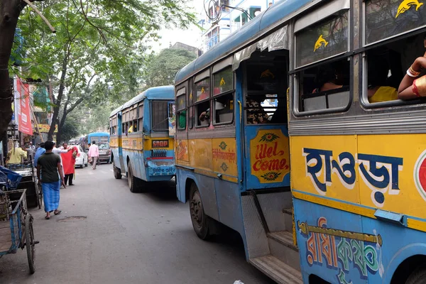 Menschen Bewegung Kommen Bunten Bus Kolkata Indien Februar 2016 — Stockfoto