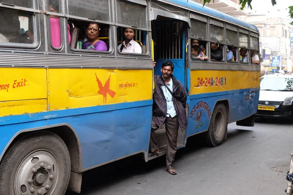 Pessoas Movimento Vêm Ônibus Colorido Kolkata Índia Fevereiro 2016 — Fotografia de Stock