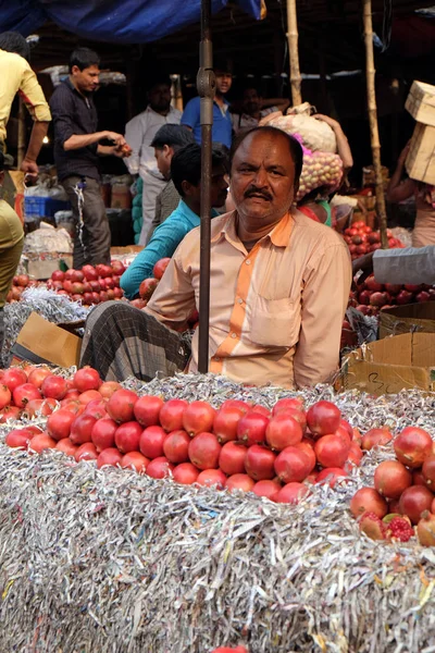 2016 日にスマホがコルカタ インドに果物市場の雰囲気 — ストック写真