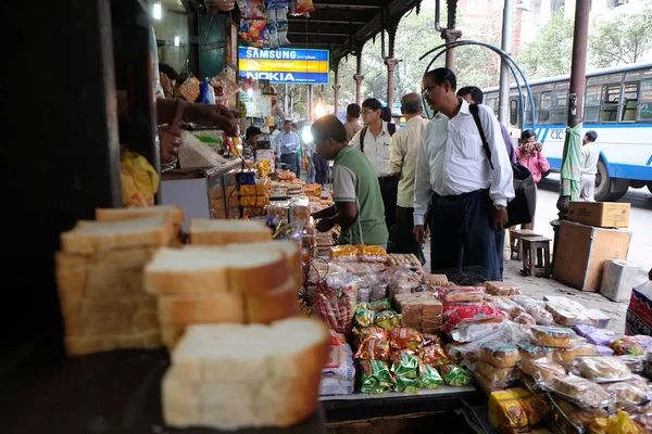 Straßenhändler Verkaufsstand Einer Belebten Straße Kolkata Indien Februar 2016 — Stockfoto