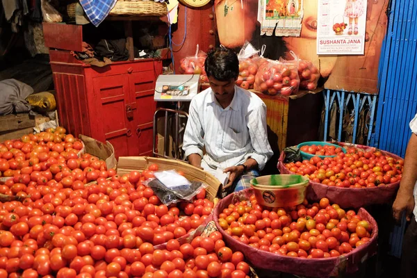 Indiska Leverantör Sitter Bakom Stor Hög Tomater Marknad Kolkata Den — Stockfoto