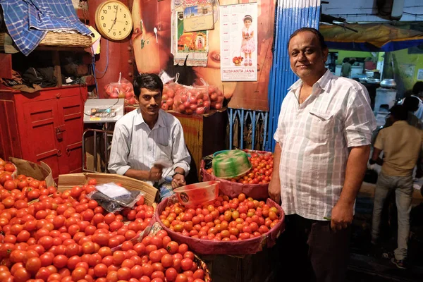 Indyjski Sprzedawca Siedzi Stertę Pomidorów Nowy Rynek Kalkuta Luty 2016 — Zdjęcie stockowe