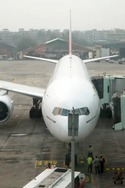 Boeing 777 200 Operated Emirates Kolkata International Airport India February — Stock Photo, Image