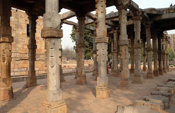 Oszlopok Faragás Udvarán Quwwat Iszlám Mecset Qutab Minar Komplex Delhi — Stock Fotó