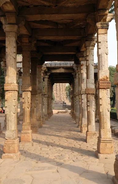 Columns Stone Carving Courtyard Quwwat Islam Mosque Qutab Minar Complex — Stock Photo, Image