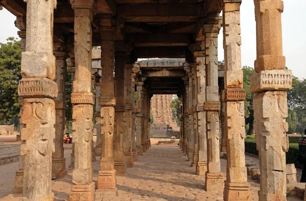 Columns Stone Carving Courtyard Quwwat Islam Mosque Qutab Minar Complex — Stock Photo, Image