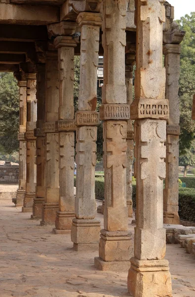 Columns Stone Carving Courtyard Quwwat Islam Mosque Qutab Minar Complex — Stock Photo, Image