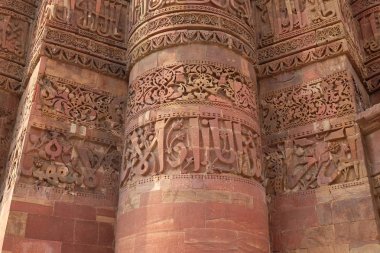 Delhi, Hindistan Minar Qutab oyma taş.