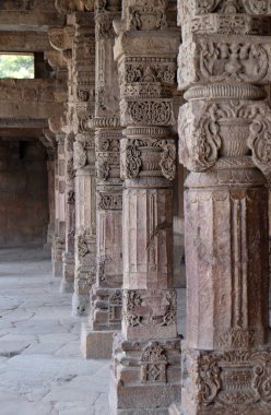 Quwwat-Ul-Islam Camii, Qutab Minar karmaşık, Delhi, Hindistan avluda oyma taş sütunlar.