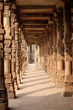 Quwwat-Ul-Islam Camii, Qutab Minar karmaşık, Delhi, Hindistan avluda oyma taş sütunlar